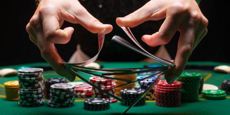 Khi all in trong ván poker bình thường, bạn không bị buộc ngửa bài ngay